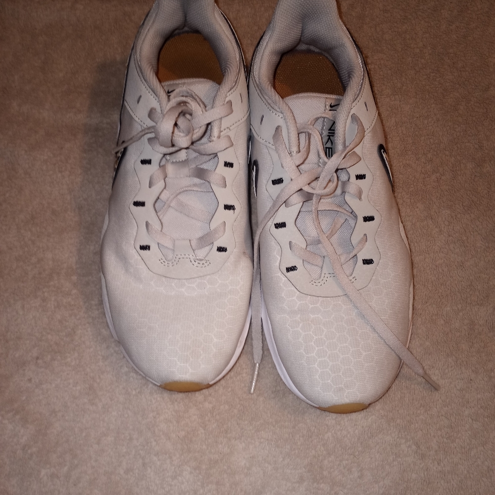 Nike legend essential
